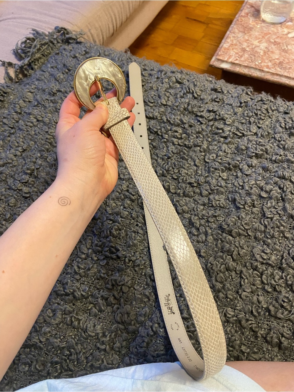 LEVIS 100% Bovine leather belt and moonstone like belt buckle